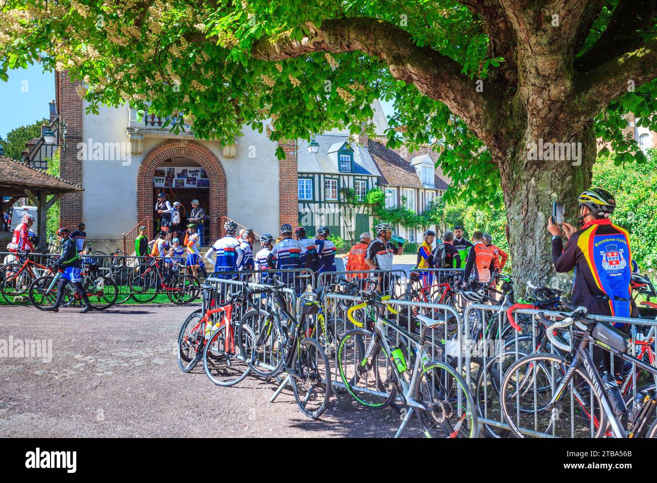 Ciclisti che prendono le rinfreschi Foto Stock