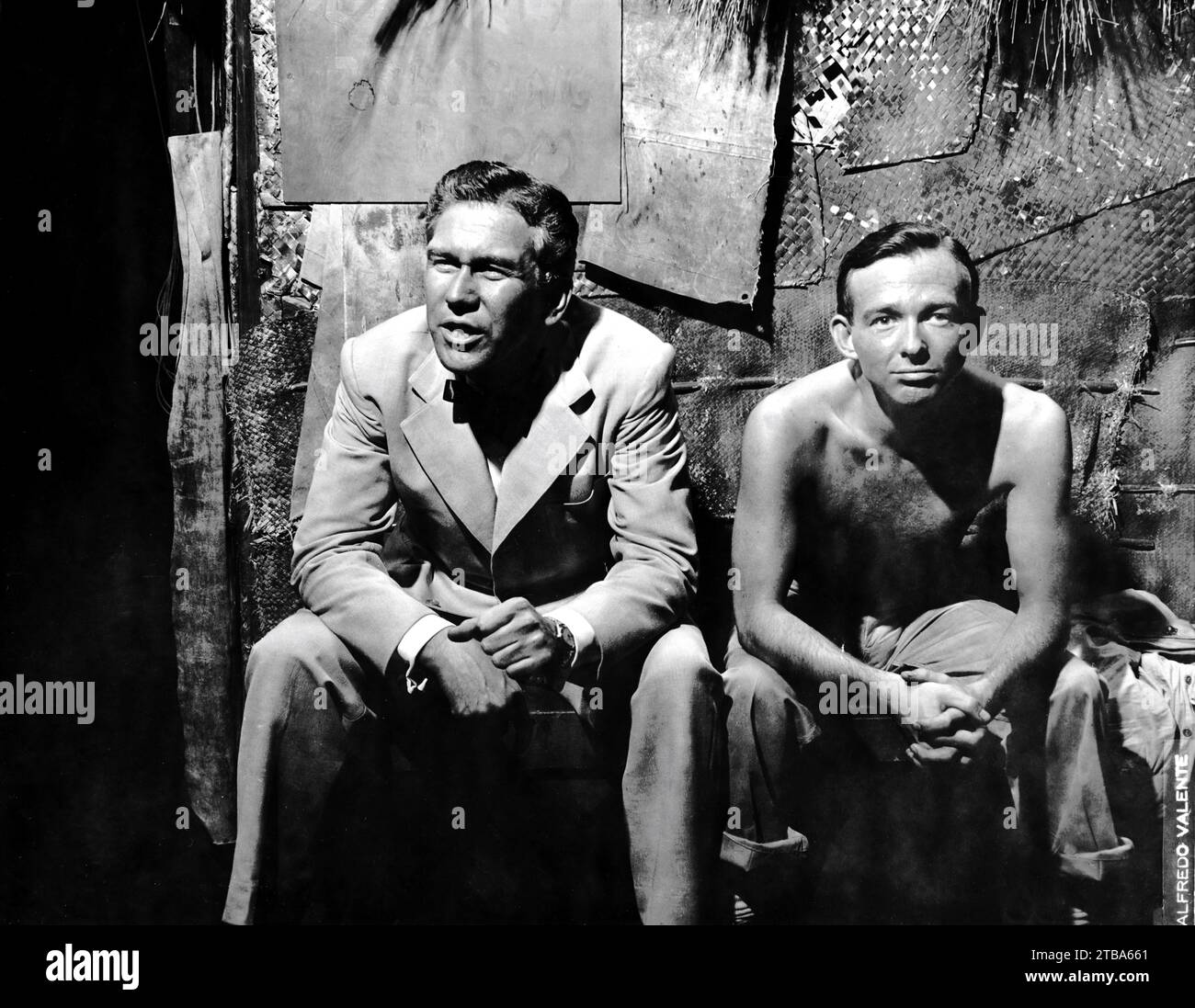GEORGE HANCOCK (come Emile de Becque) e PETER GRANT (come tenente Cable) nel SUD PACIFICO 1950 -1951 il direttore del cast / messa in scena musicale JOSHUA LOGAN musica Richard Rodgers testi Oscar Hammerstein II libro Oscar Hammerstein II e Joshua Logan basato su Tales of the South Pacific di James A. Michener scenografico Joe Mielziner costumi Motley produttori Richard Rodgers e Oscar Hammerstein II in collaborazione con Leland Hayward e Joshua Logan al Majestic Theatre di New York Foto Stock