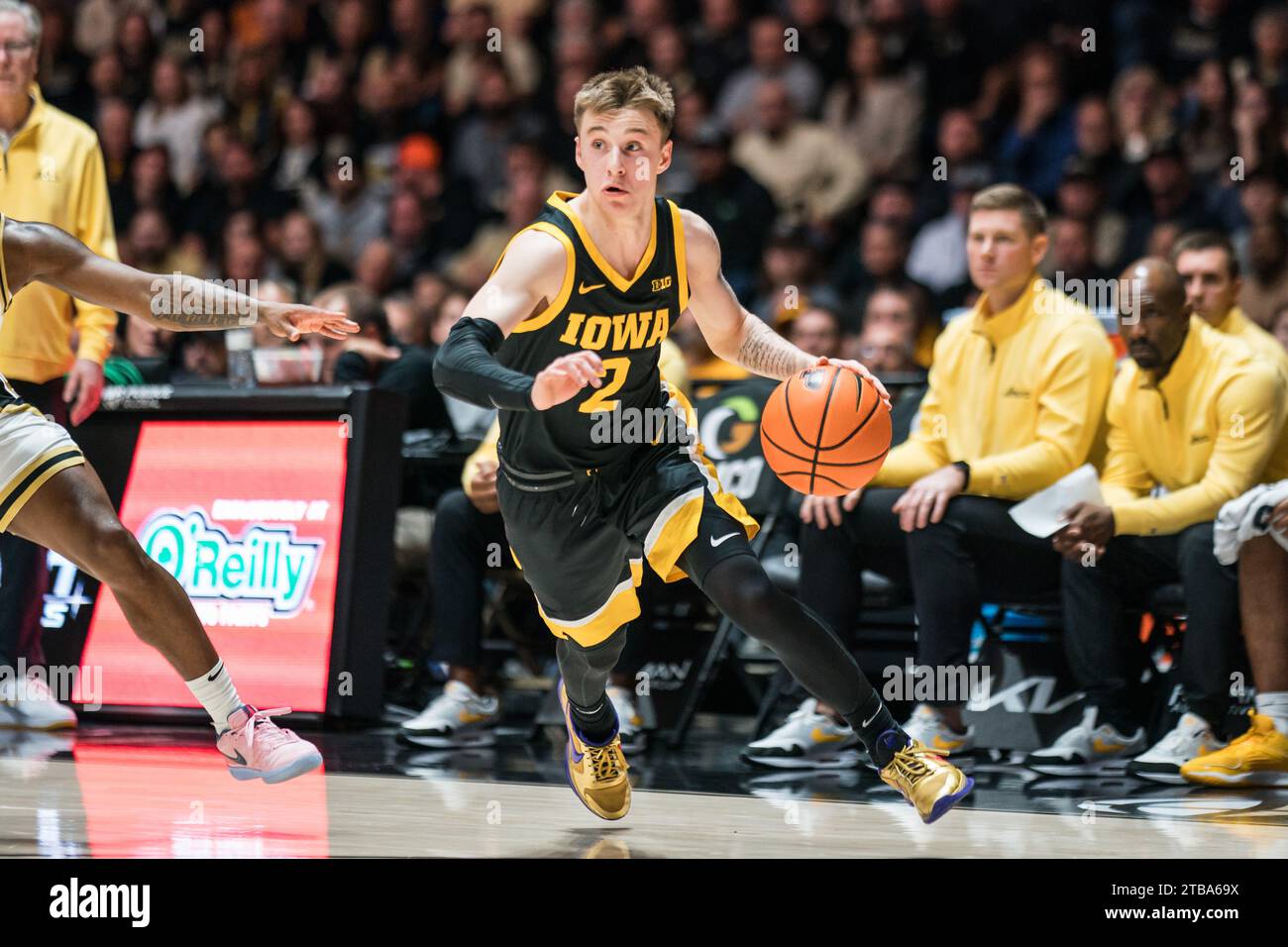 West Lafayette, Indiana, USA. 4 dicembre 2023. BROCK HARDING dribbling il pallone durante la partita di basket NCAA tra gli Iowa Hawkeyes e i Purdue Boilermakers, lunedì 4 dicembre 2023, alla Mackey Arena di West Lafayette, Ind. (Immagine di credito: © Dave Wegiel/ZUMA Press Wire) SOLO USO EDITORIALE! Non per USO commerciale! Foto Stock