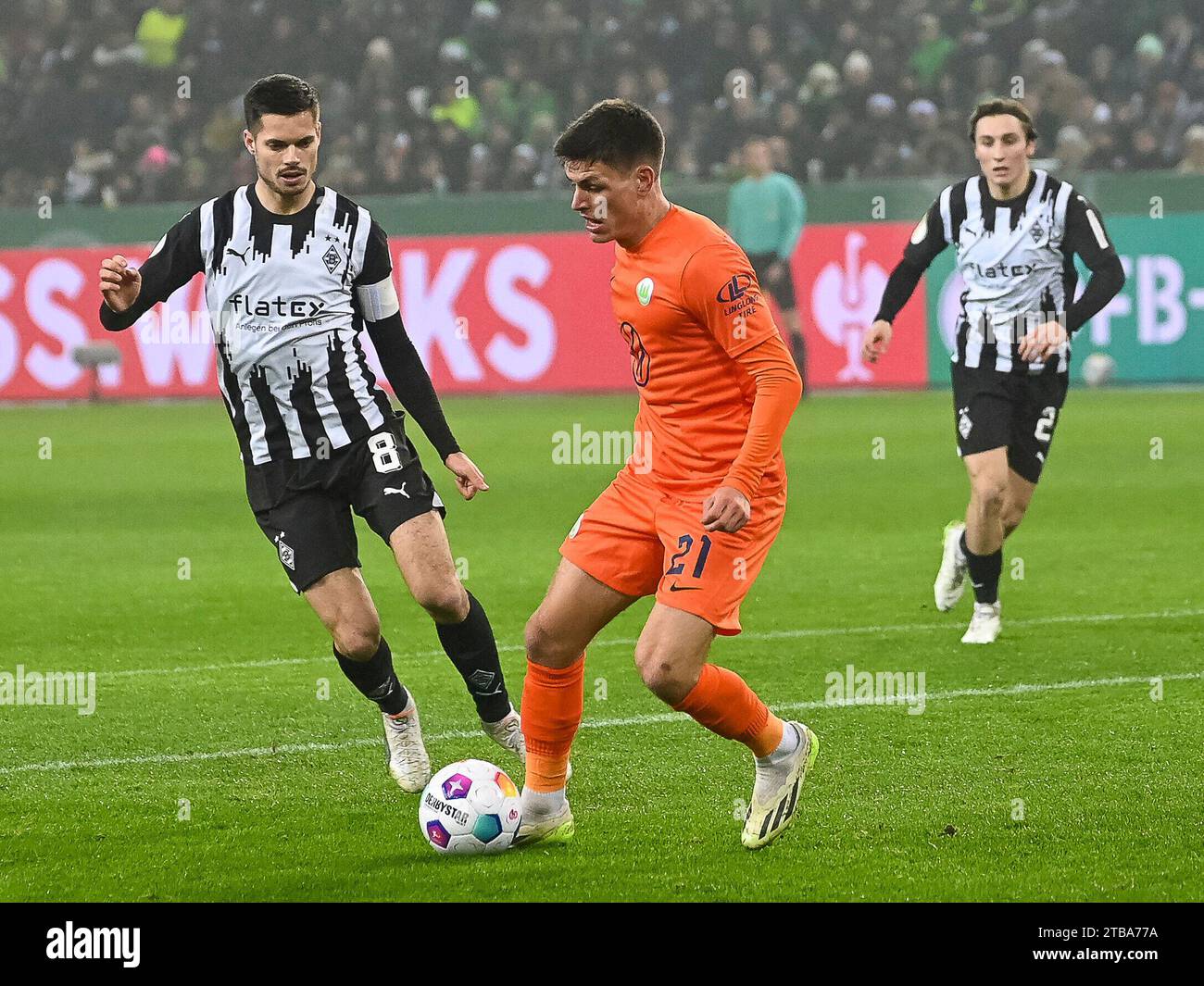 Joakim Maehle Pedersen (VFL Wolfsburg, n. 21) Hat den Ball im Strafraum angenommen. Julian Weigl (Borussia Moenchengladbach, n. 08) laeuft ihn An. Dahinter Rocco Reitz (Borussia Monechengladbach, n. 27). Borussia Moenchengladbach vs. VfL Wolfsburg, Fussball, DFB-Pokal, Achtelfinale, Saison 2023/2024, 05.12.2023 le normative DFB/DFL vietano qualsiasi uso di fotografie come sequenze di immagini e/o quasi-video foto: Eibner-Pressefoto/Thomas Haesler Foto Stock