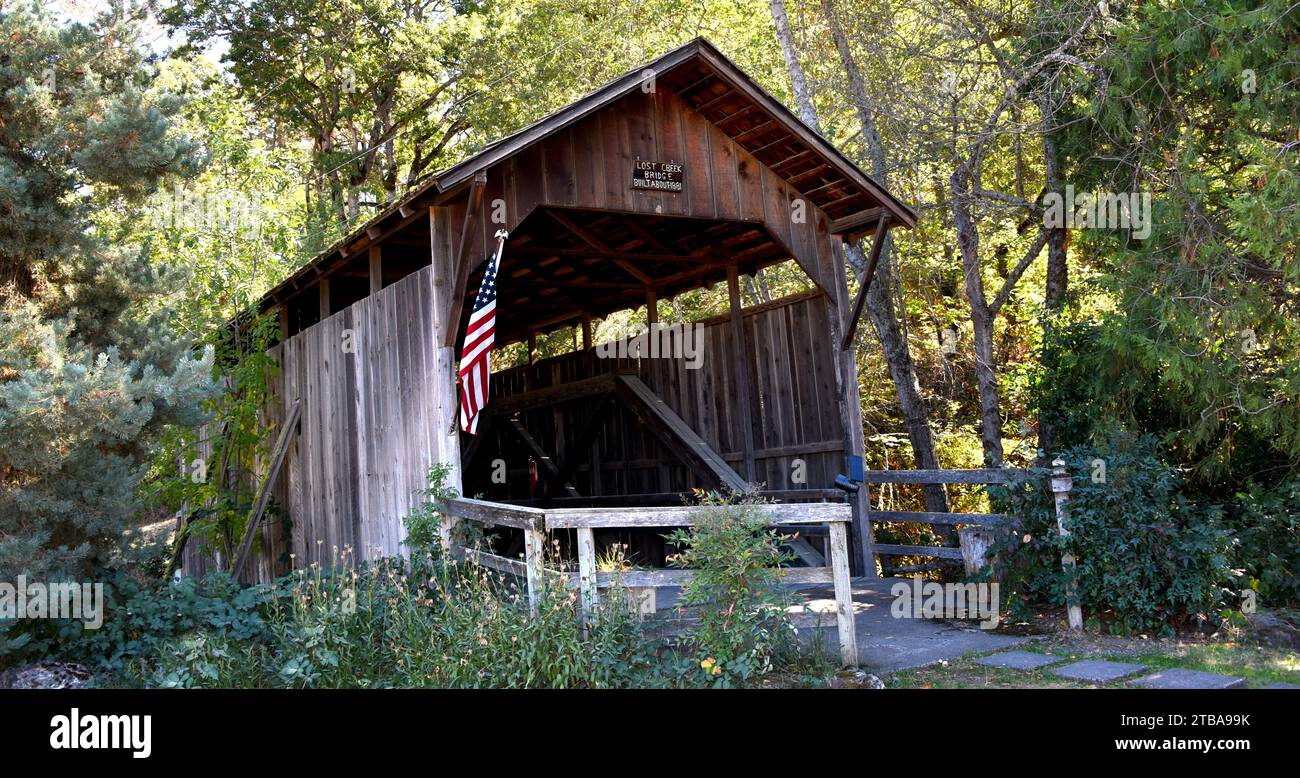 Il ponte Lost Creek si trova nella contea di Jackson, Oregon. Fu costruito nel 1881 e si trova sopra Lost Creek. Foto Stock