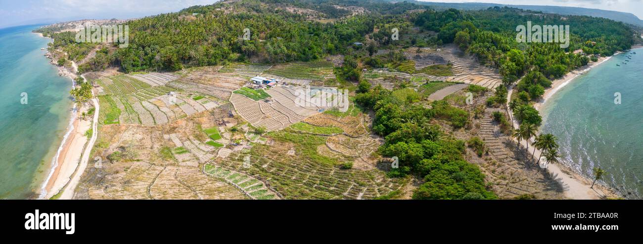 Sette immagini sono state combinate per questa immagine aerea panoramica della costa vicino a Baucau, la Repubblica Democratica di Timor Est. Foto Stock