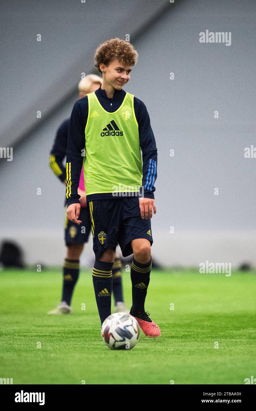 STOCCOLMA, 2023120515 anni Vincent Seger Ibrahimovic, figlio del calciatore svedese Zlatan Ibrahimovic e di sua moglie Helena Seger, in azione durante una tr Foto Stock