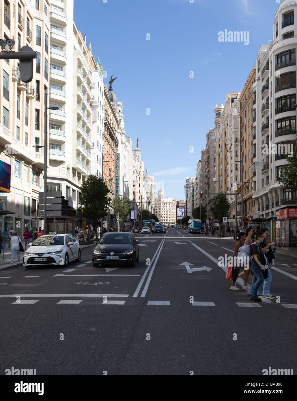 Traffico sulla Gran via avenue a Madrid, Spagna Foto Stock