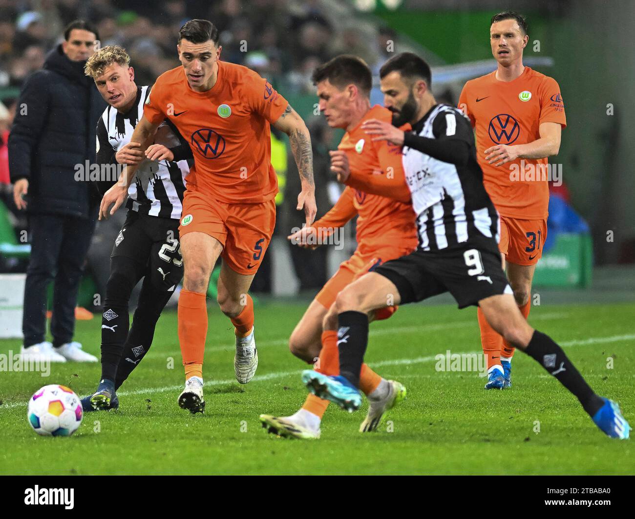 Der Zweikampf von Robin Hack (Borussia Moenchengladbach, n. 25) und Cedric Zesiger (VFL Wolfsburg, n. 05) wird durch Joakim Maehle Pedersen (VFL Wolfsburg, n. 21) und Franck Honorat (Borussia Moenchengladbach, n. 09) fortgesetzt. Borussia Moenchengladbach vs. VfL Wolfsburg, Fussball, DFB-Pokal, Achtelfinale, Saison 2023/2024, 05.12.2023 le normative DFB/DFL vietano qualsiasi uso di fotografie come sequenze di immagini e/o quasi-video foto: Eibner-Pressefoto/Thomas Haesler Foto Stock