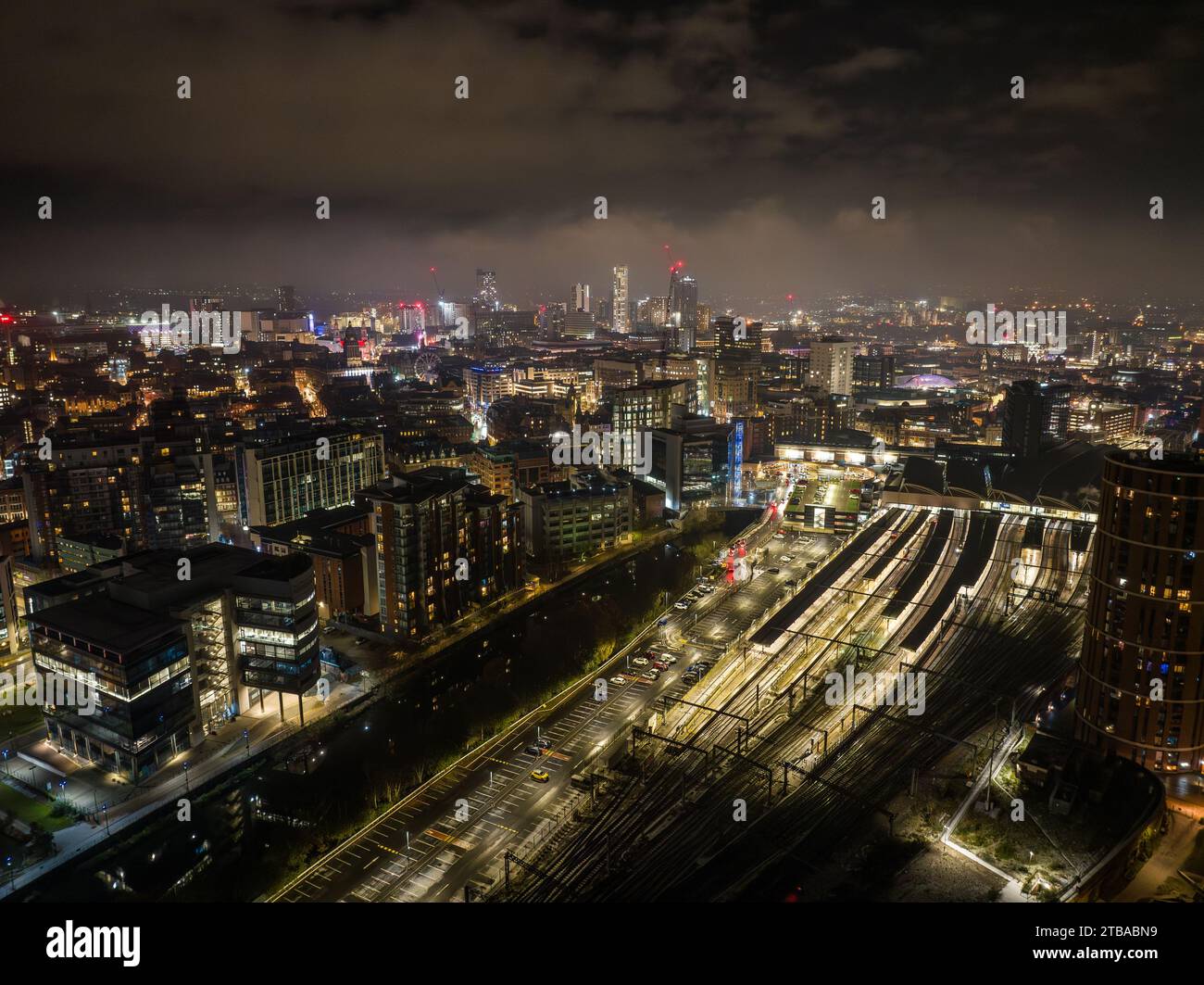 Ripresa aerea notturna del centro di Leeds, West Yorkshire, Regno Unito Foto Stock