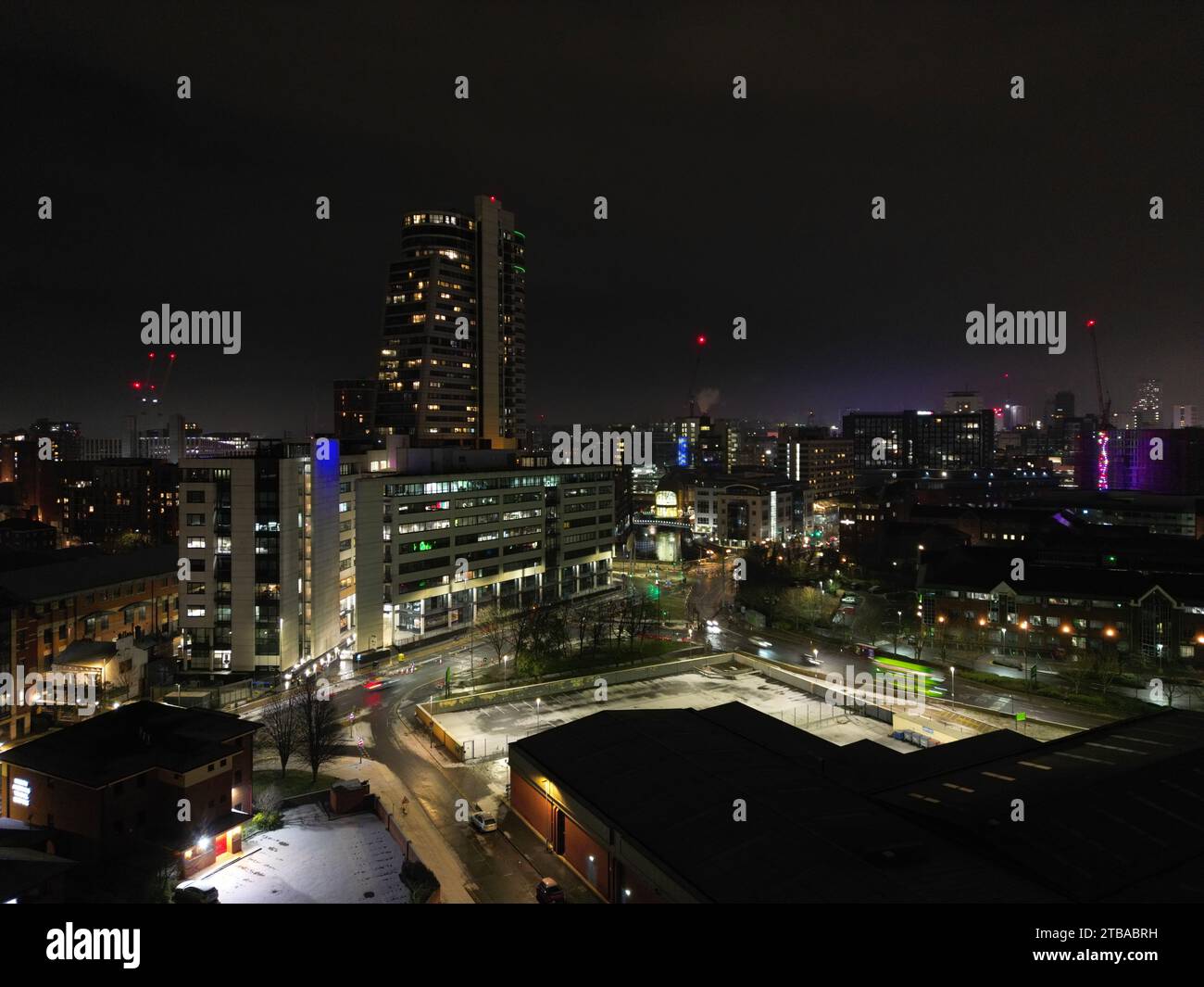 Ripresa aerea notturna del centro di Leeds, West Yorkshire, Regno Unito Foto Stock