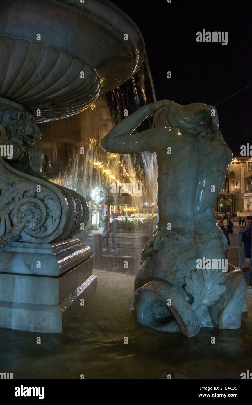 Storica Fontana di Amenano di notte a Catania, Sicilia, Italia Foto Stock