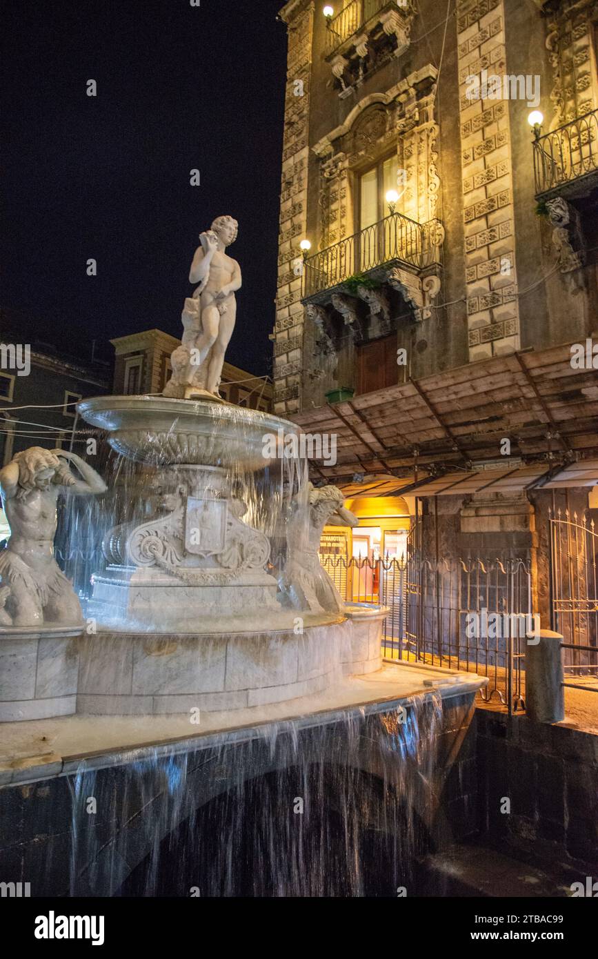 Storica Fontana di Amenano di notte a Catania, Sicilia, Italia Foto Stock