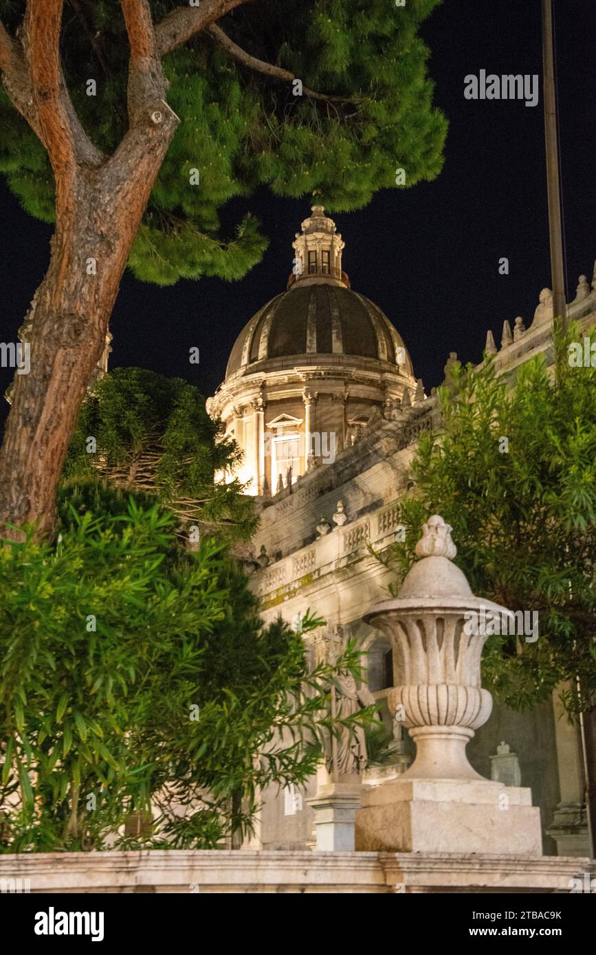 Cattedrale di St Agata di notte a Catania, Sicilia, Italia Foto Stock