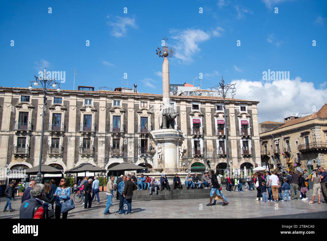 Edificio storico e fontana dell'Elefante in piazza dell'Università di Catania, Sicilia, Italia Foto Stock