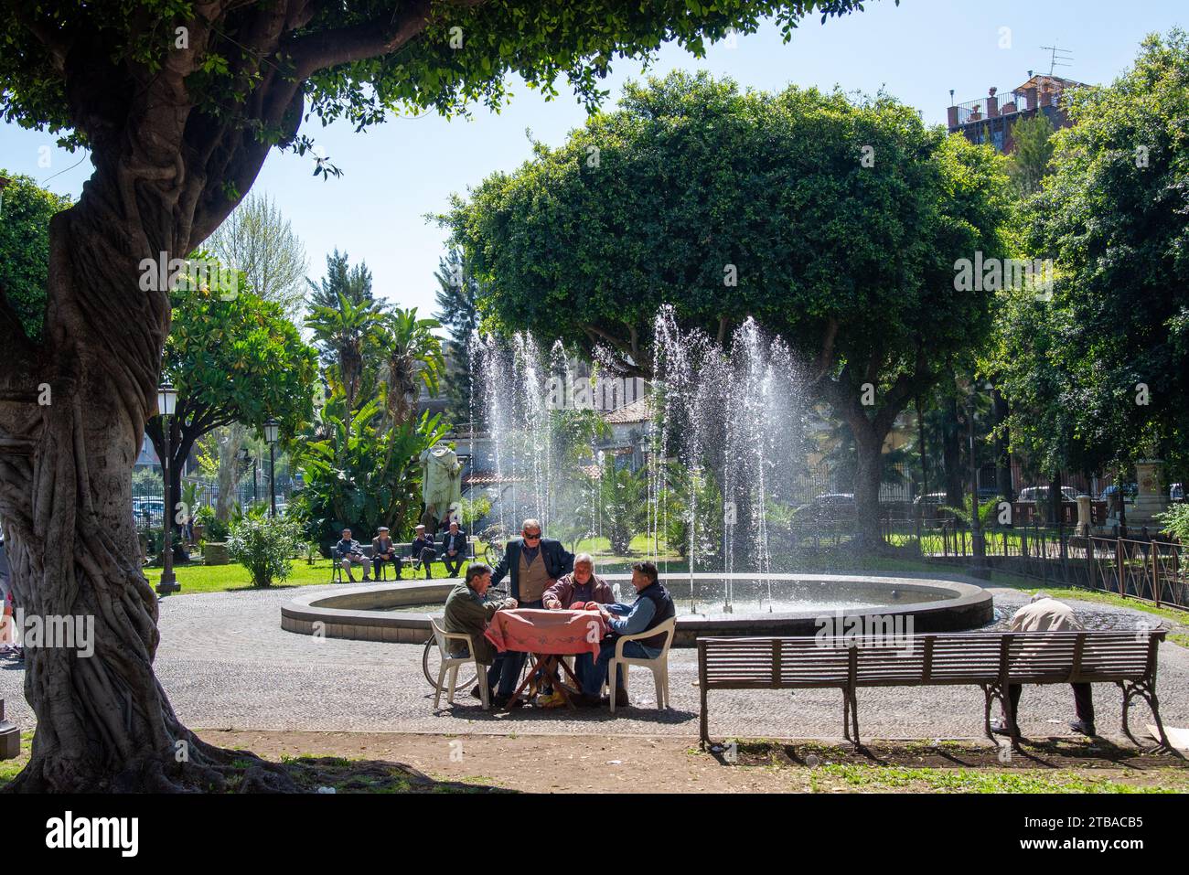 Gli anziani giocano a carte al tavolo del parco di Catania, Sicilia, Italia Foto Stock