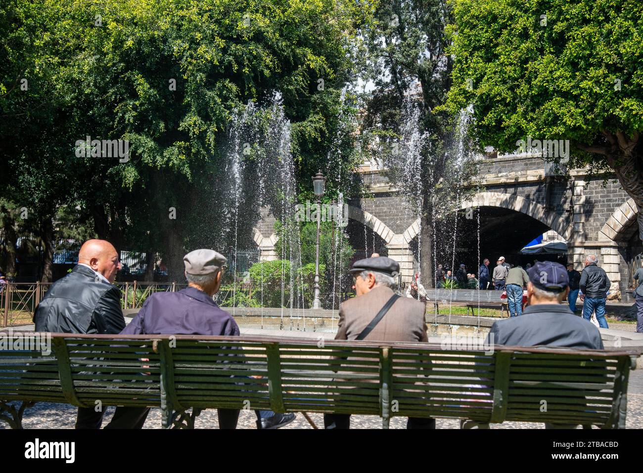 Anziani in panchina nel parco di Catania, Sicilia, Italia Foto Stock