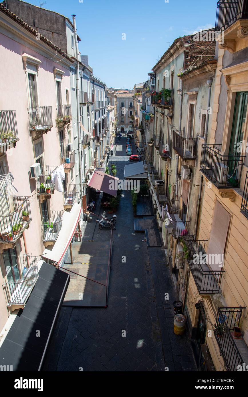 Vista sulla strada della città vecchia di Catania, Sicilia, Italia Foto Stock
