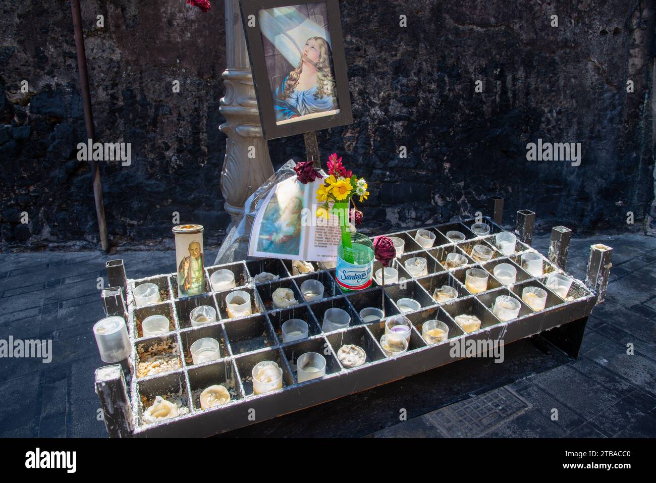 Bruciando piccole candele nella chiesa di Catania, Sicilia, Italia Foto Stock