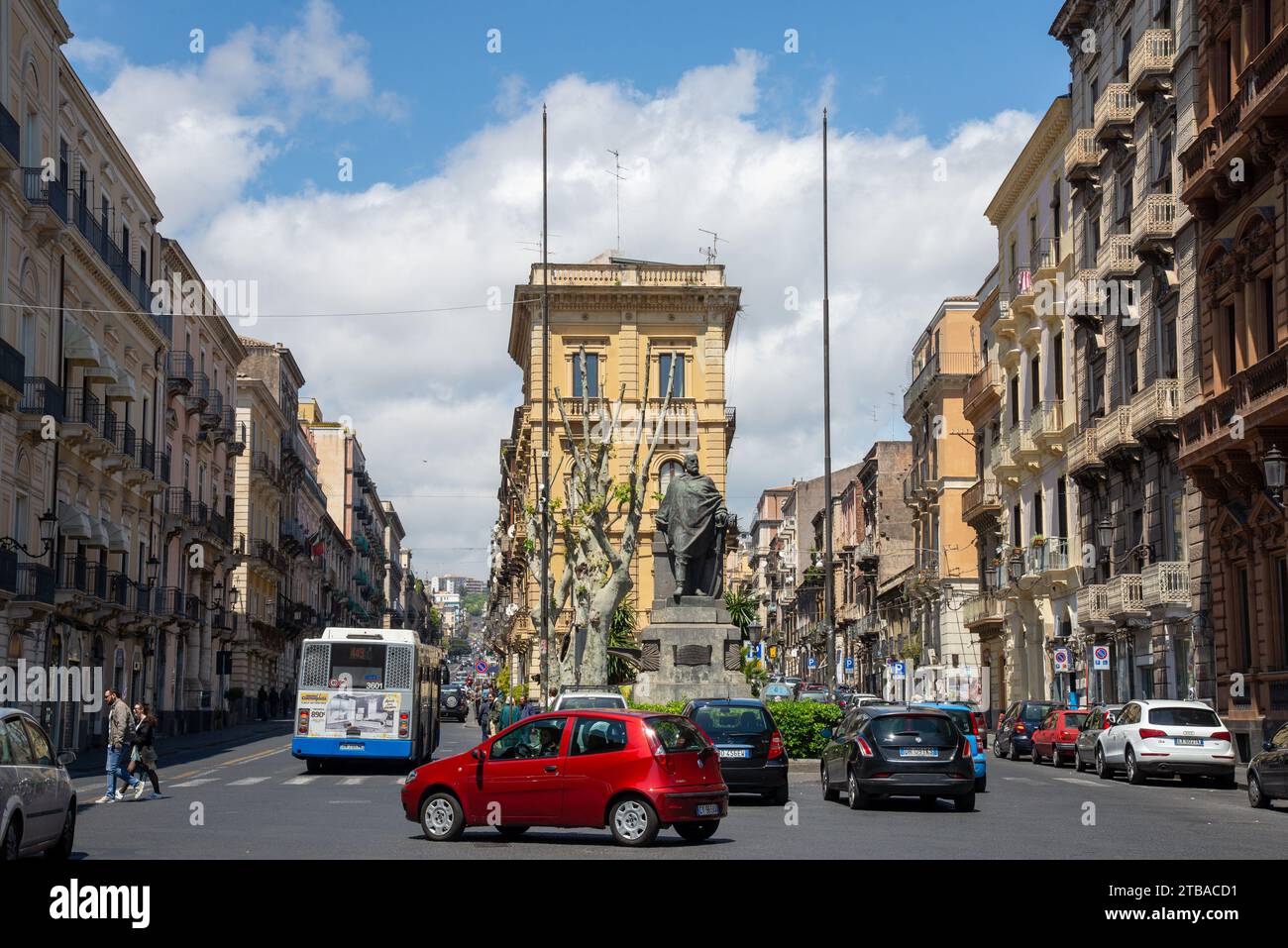 Vista sulla strada con statua Garibaldi a Catania, Sicilia, Italia Foto Stock