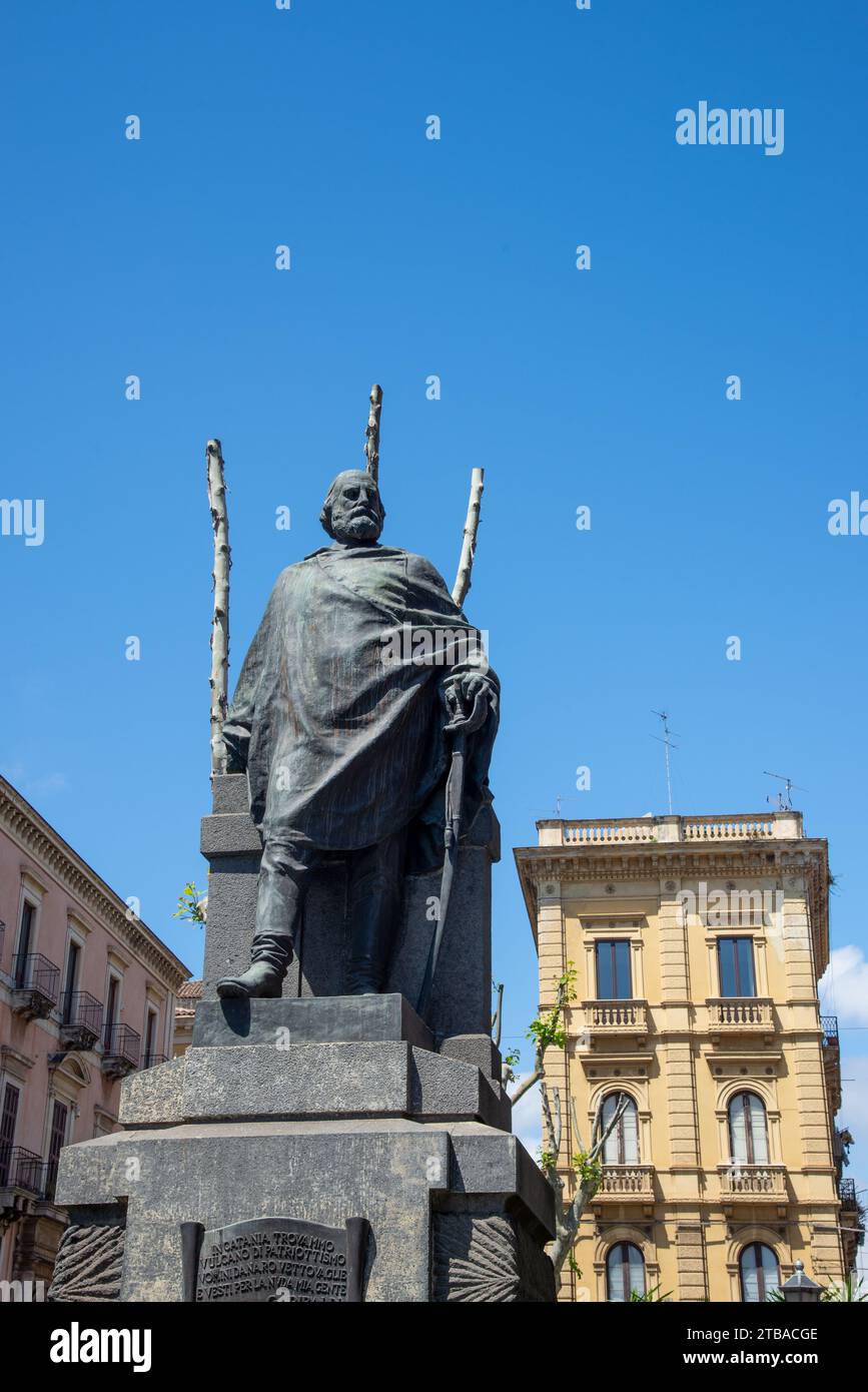Vista sulla strada con statua Garibaldi a Catania, Sicilia, Italia Foto Stock