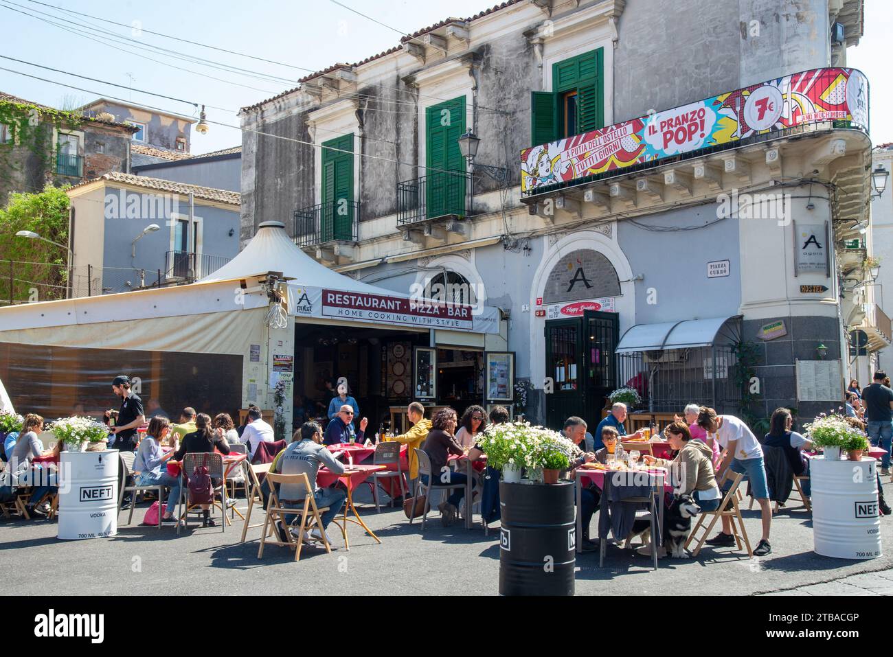 Terrazza con turisti nel centro storico di Catania, Sicilia, Italia Foto Stock