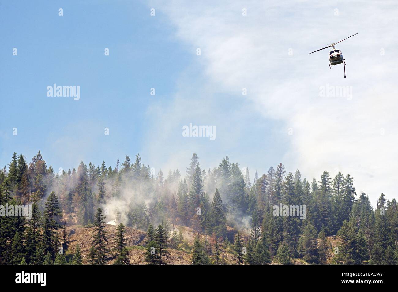 Elicottero Minuteman Aviation che combatte un incendio sul Waper Ridge nella foresta nazionale di Kootenai. Purcell Mountains, Montana nord-occidentale. Foto Stock