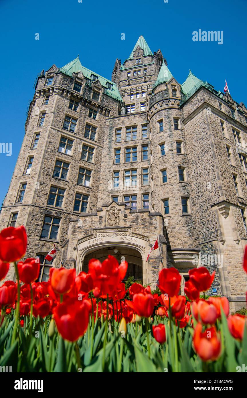 L'edificio della Confederazione al Parlamento del Canada durante il Canada Tulip Festival, Ottawa, Ontario, Canada Foto Stock