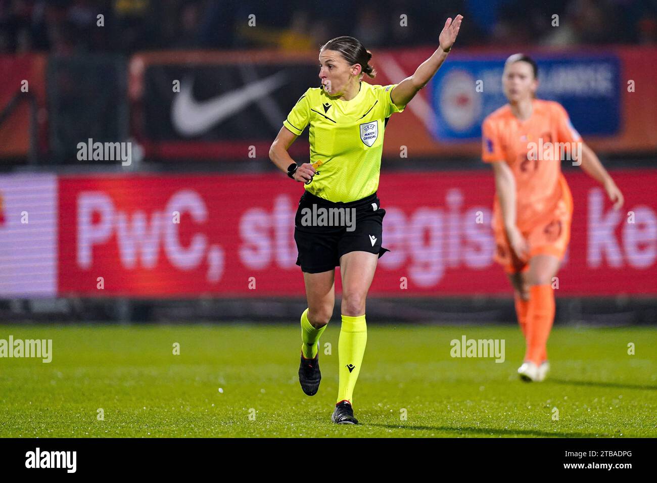 Tilburg, Niederlande. 5 dicembre 2023. Gesti dell'arbitro Stephanie Frappart durante la partita UEFA Womens Nations League - League A gruppo 1 tra donne olandesi e donne belghe il 5 dicembre 2023 a Tilburg, Paesi Bassi credito: dpa/Alamy Live News Foto Stock