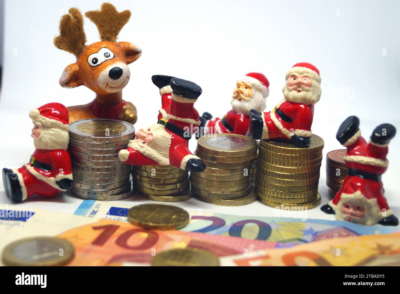 Clausole di Babbo Natale, pile di alci e monete, immagine del simbolo per il bonus di fine anno Foto Stock