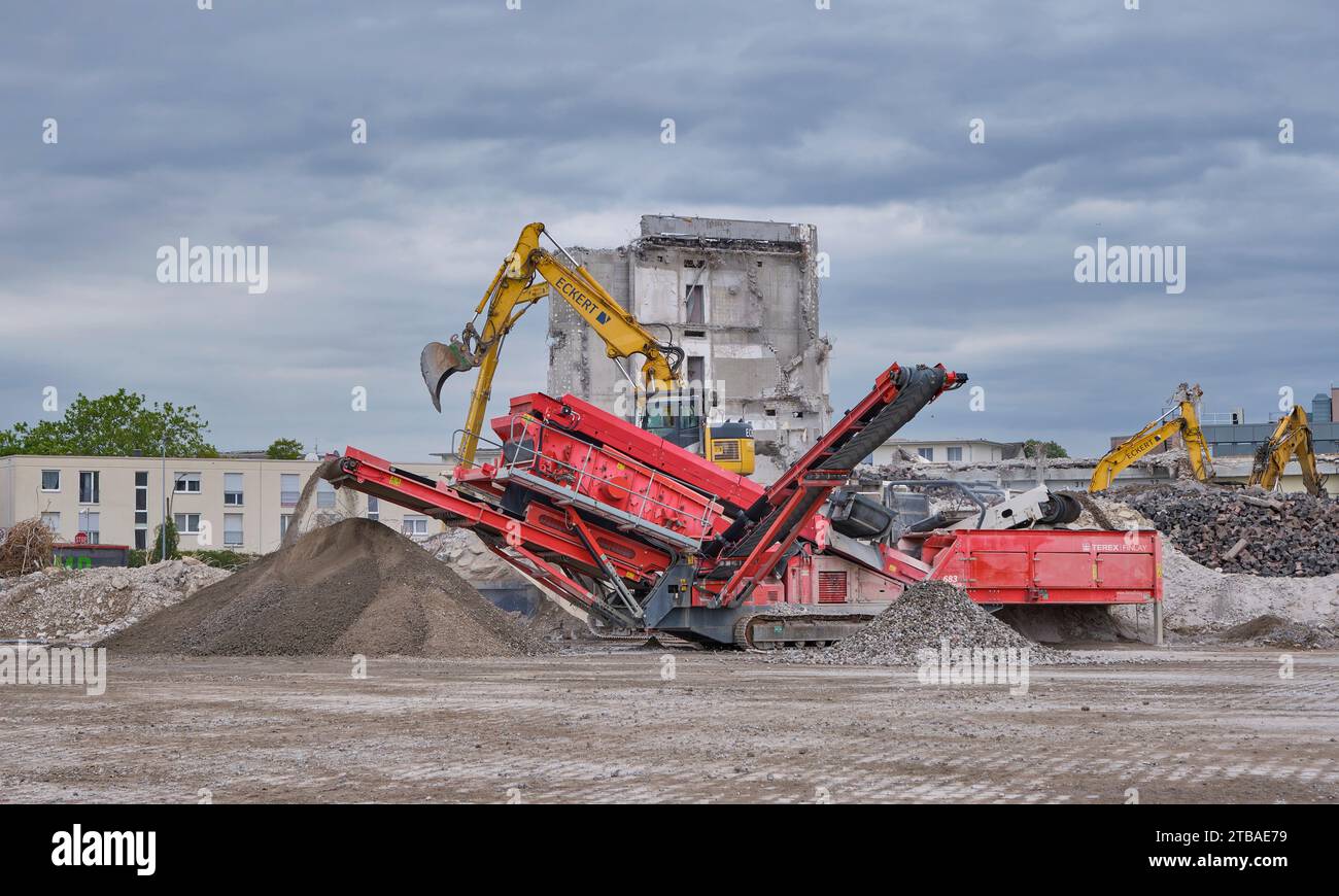 Lavori di demolizione di un edificio commerciale, il calcestruzzo viene frantumato per essere riciclato in loco, Germania, Assia Foto Stock