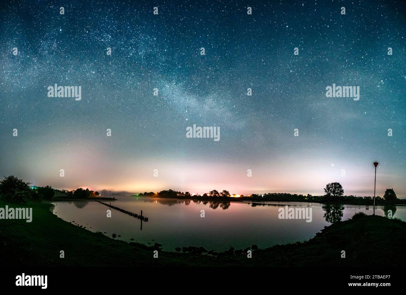 Cielo stellato con via Lattea sul basso Reno, Paesi Bassi, Wageningen Foto Stock