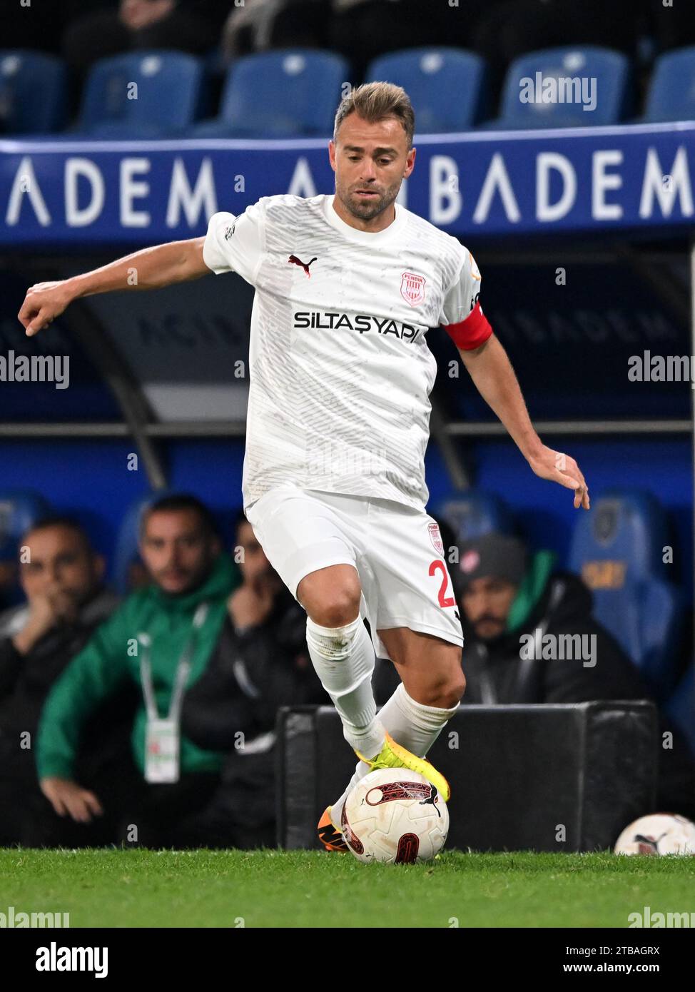 ISTANBUL - Erdem Ozgenc di Pendikspor COME durante la partita turca Super Lig tra Basaksehir e Pendikspor COME al Fatih Terim Stadium il 27 novembre 2023 a Istanbul, Turchia. ANP | Hollandse Hoogte | GERRIT VAN COLOGNE Foto Stock