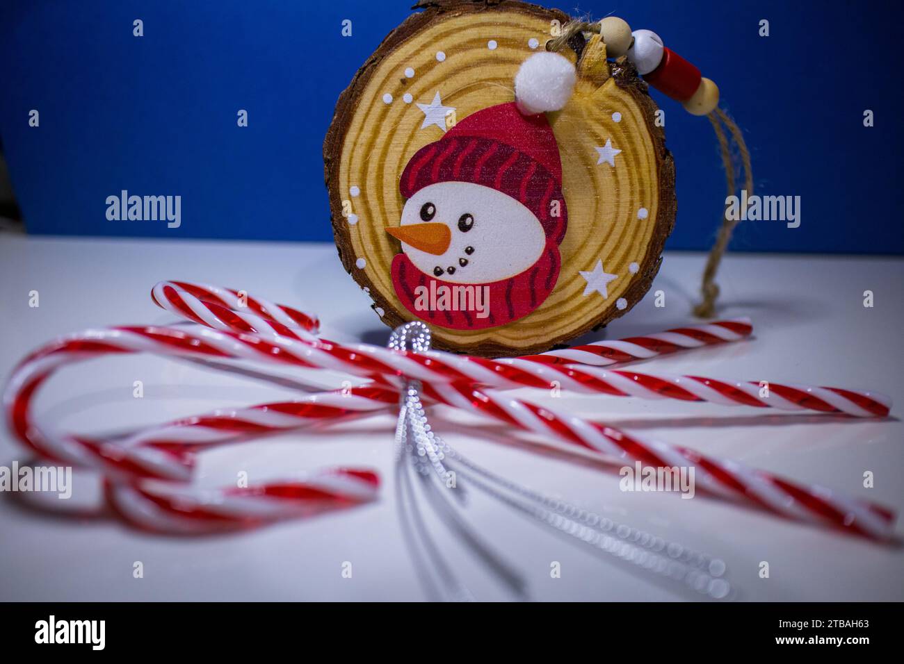 Globo natalizio in legno con pupazzo di neve e canna da zucchero Foto Stock