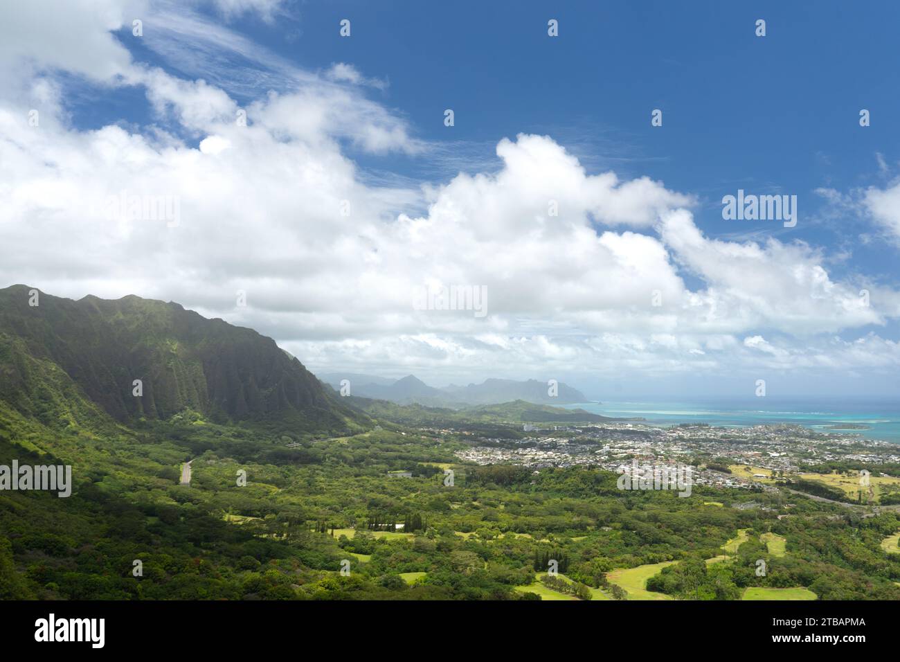 Vista a nord lungo la costa di Oahu dal punto di osservazione di Nuuanu Pali, con nuvole che si radunano in lontananza Foto Stock