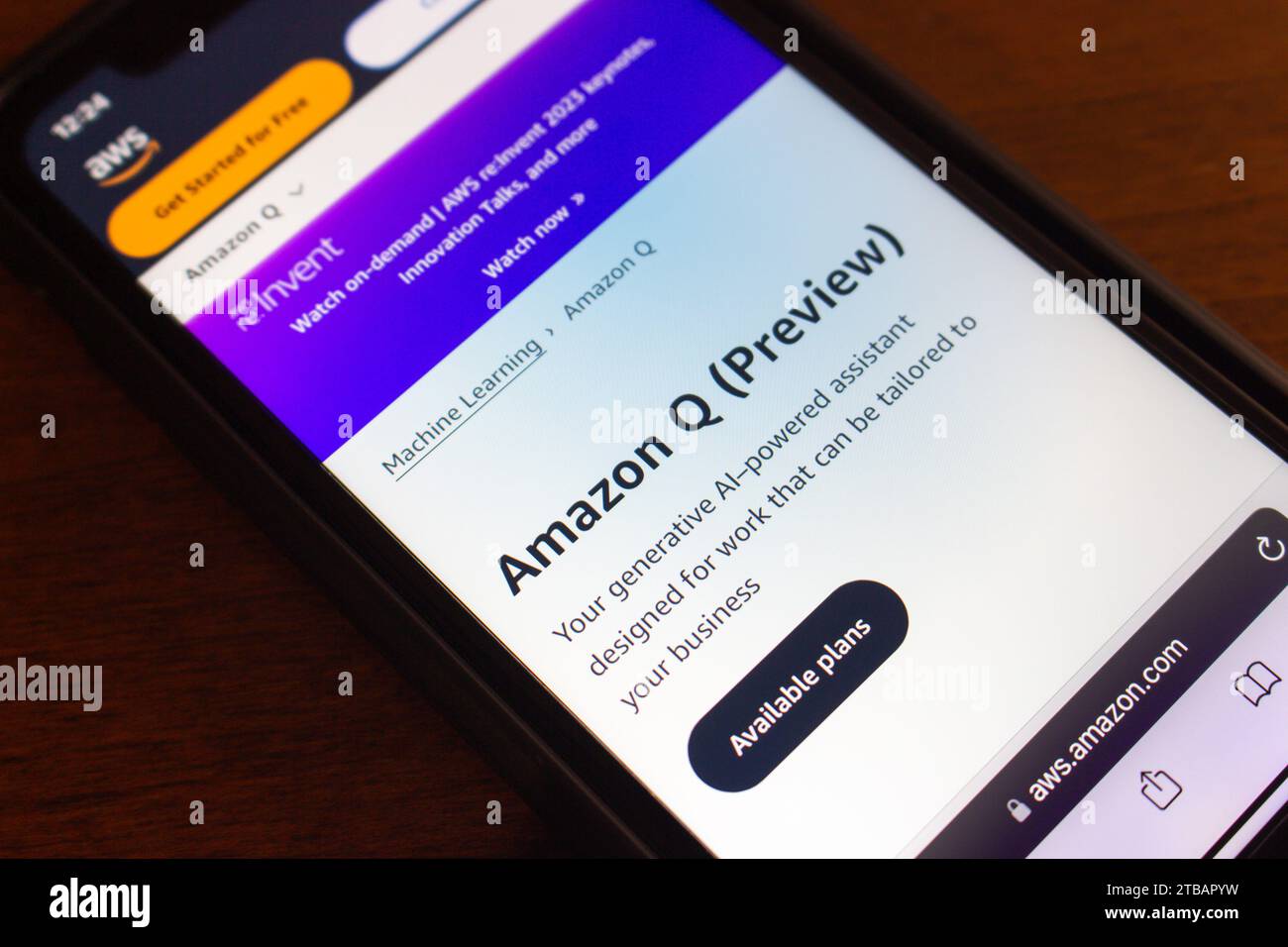 Un post "Amazon Q (Preview)" dal sito web Amazon Q visto su iPhone. Amazon QuickSight è un servizio di business intelligence (BI) basato su cloud. Foto Stock