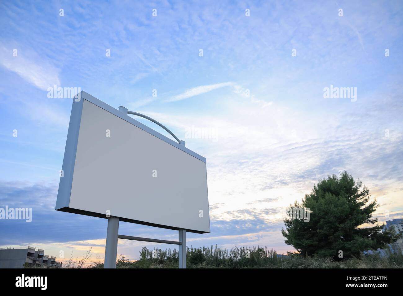 Affissioni vuoti sulla strada, vista dall'angolo basso. Mockup per il design Foto Stock