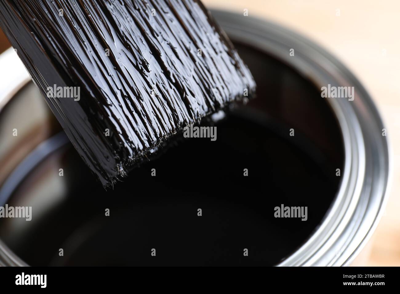 Immergere la spazzola nella bomboletta con macchie di legno, primo piano Foto Stock