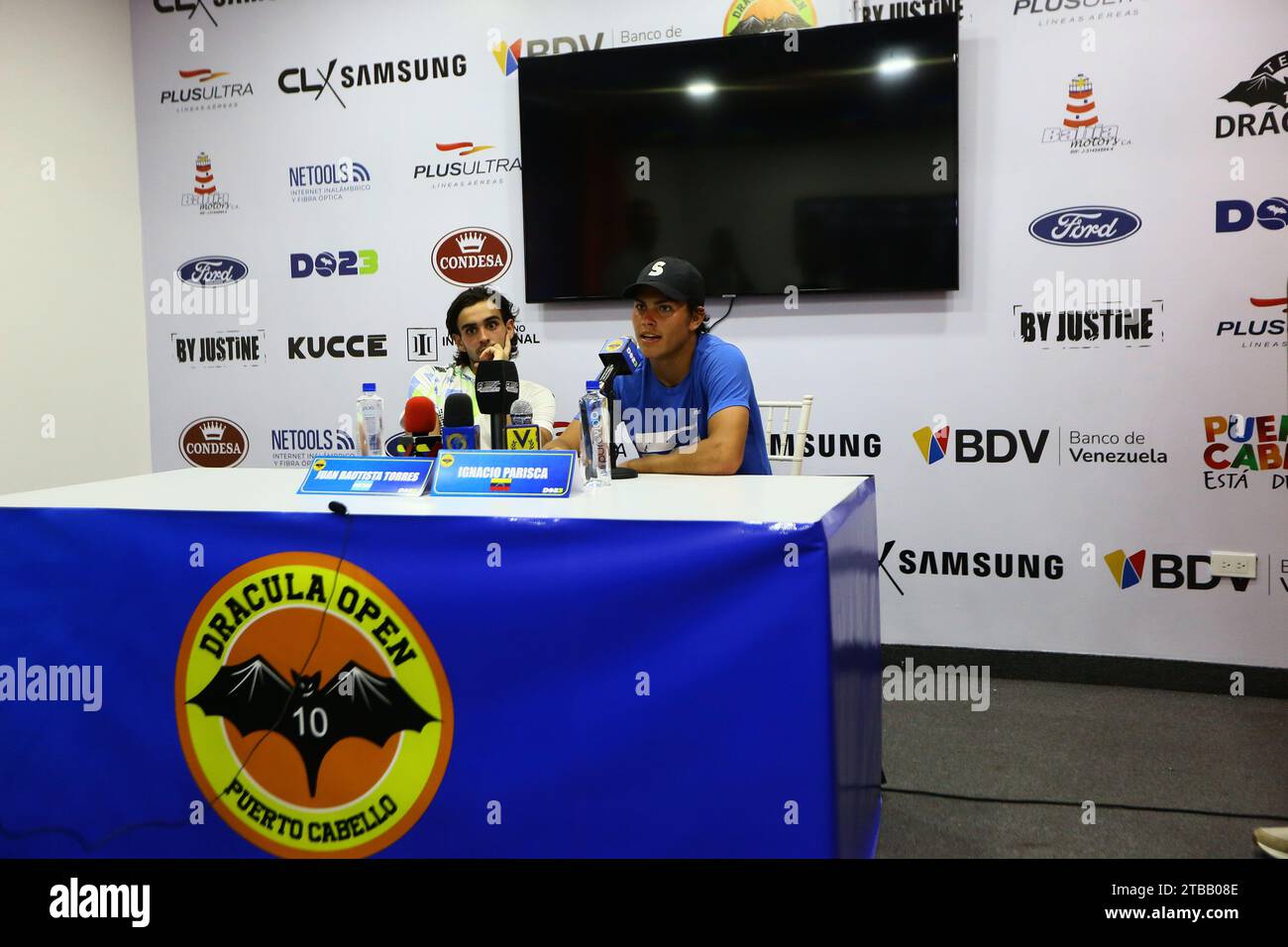 Puerto Cabello, Carabobo, Venezuela. 5 dicembre 2023. 5 dicembre 2023. Juan Bautista Torres (L) dall'Argentina, e Ignacio Parisca (R) dal Venezuela, durante la conferenza stampa dopo aver terminato la partita nel torneo internazionale di tennis Dracula Open nella città di Puerto Cabello, Venezuela. Foto: Juan Carlos Hernandez (Credit Image: © Juan Carlos Hernandez/ZUMA Press Wire) SOLO USO EDITORIALE! Non per USO commerciale! Foto Stock