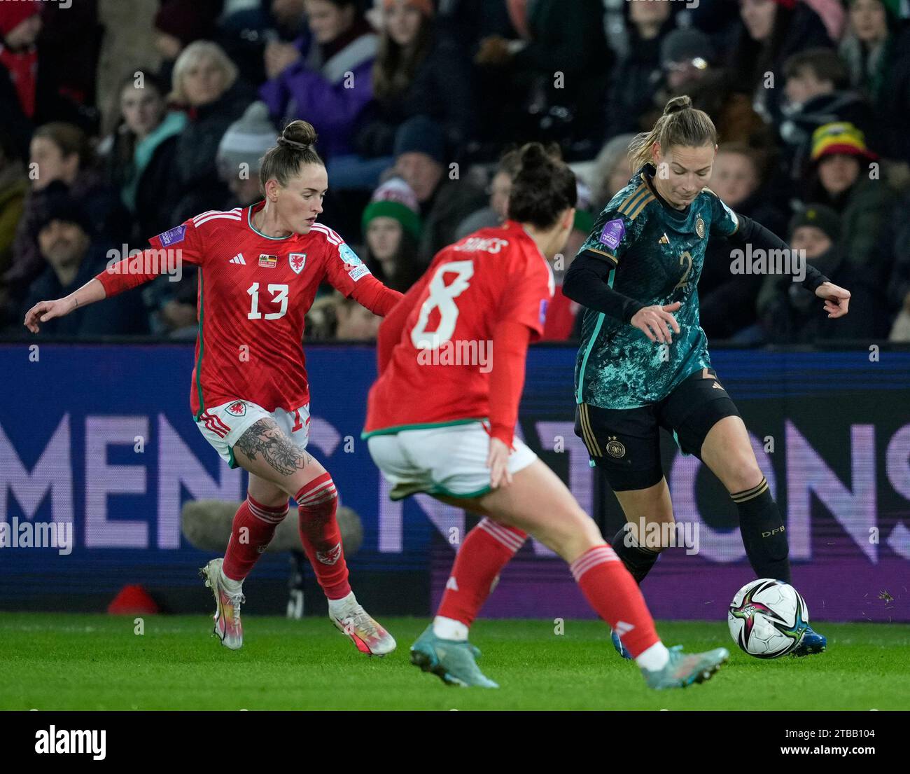 Swansea,UK, 05 Dic 2023 Angharad James (Galles) (C) affronta sarai Linder (Germania) durante la UEFA Women's Nations League 2025 Galles contro Germania allo Swansea Stadium Swansea Regno Unito il 05 dicembre 2023 Graham Glendinning / Alamy Live News Punteggio finale: 0-0 credito: Graham Glendinning / GlennSports / Alamy Live News Foto Stock