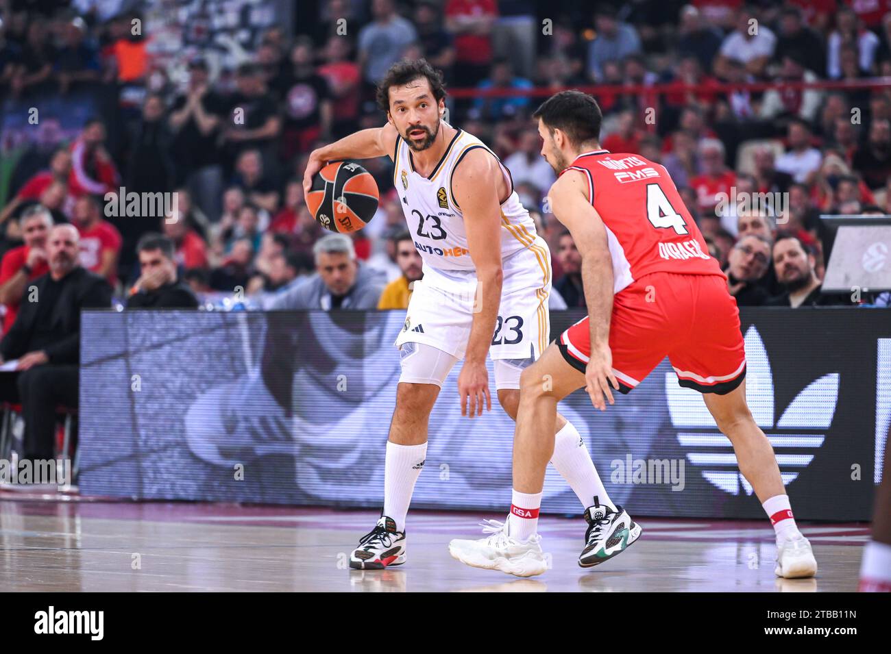 Pireo, Lombardia, Grecia. 5 dicembre 2023. 23 SERGIO LLULL del Real Madrid durante l'Eurolega, Round 12, partita tra Olympiakos Pireo e Real Madrid allo stadio Peace and Friendship il 5 dicembre 2023, al Pireo, in Grecia. (Immagine di credito: © Stefanos Kyriazis/ZUMA Press Wire) SOLO USO EDITORIALE! Non per USO commerciale! Foto Stock