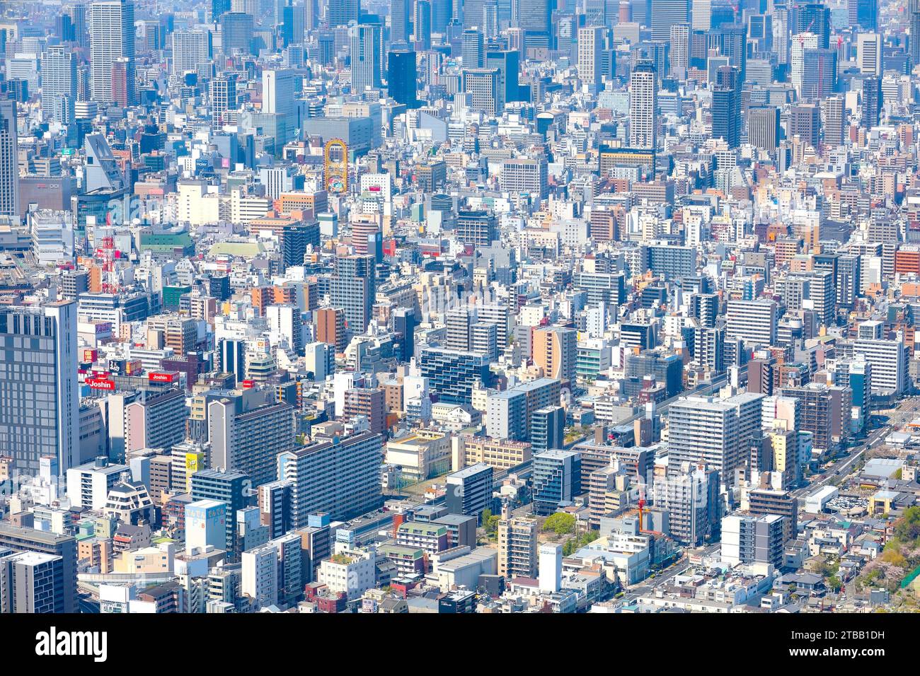 Osaka, Giappone - 9 aprile 2023: Vista dalla cima della città di Osaka con edifici e grattacieli Foto Stock