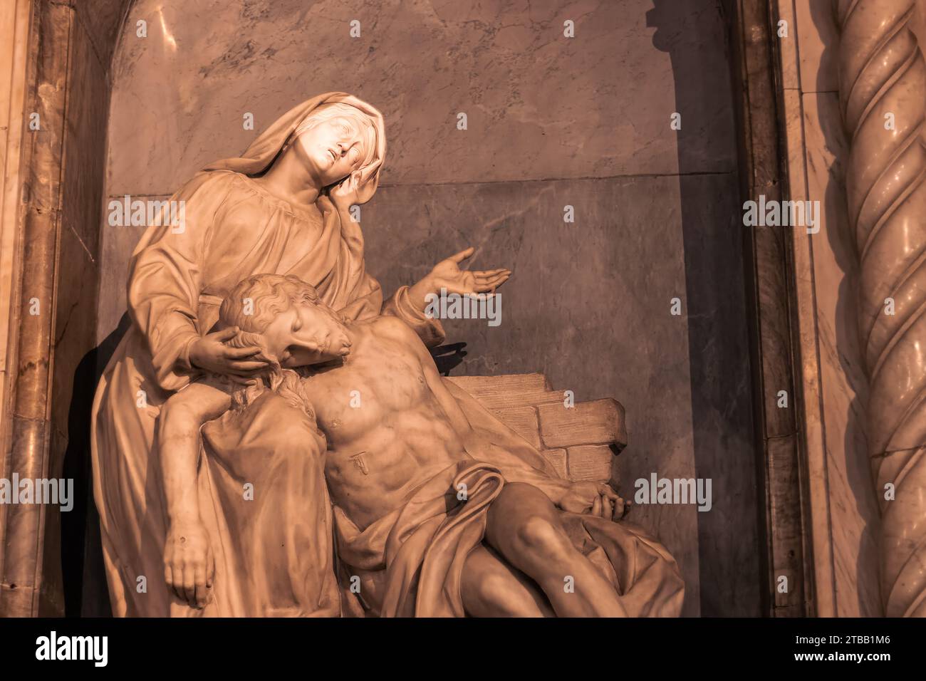 Statue di Cristo accanto alla Vergine Maria che tengono Gesù dopo la crocifissione in un'antica chiesa Foto Stock