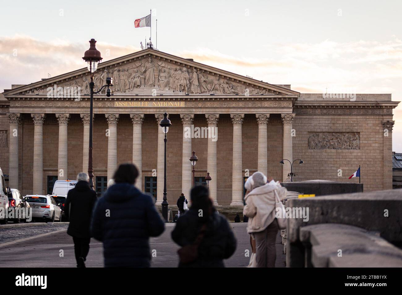 Parigi, Francia. 5 dicembre 2023. Vista della facciata del Palais Bourbon, a Parigi. Una sessione settimanale di domande al governo francese all'Assemblea Nazionale al Palais Bourbon, a Parigi. (Foto di Telmo Pinto/SOPA Images/Sipa USA) credito: SIPA USA/Alamy Live News Foto Stock