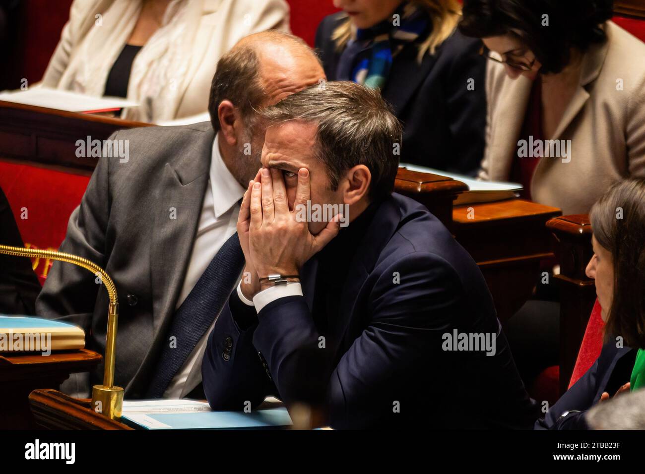 Parigi, Francia. 5 dicembre 2023. Olivier Veran, ministro francese delegato presso il primo ministro, responsabile del rinnovamento democratico, portavoce del governo, visto durante l'Assemblea nazionale. Una sessione settimanale di domande al governo francese all'Assemblea Nazionale al Palais Bourbon, a Parigi. Credito: SOPA Images Limited/Alamy Live News Foto Stock