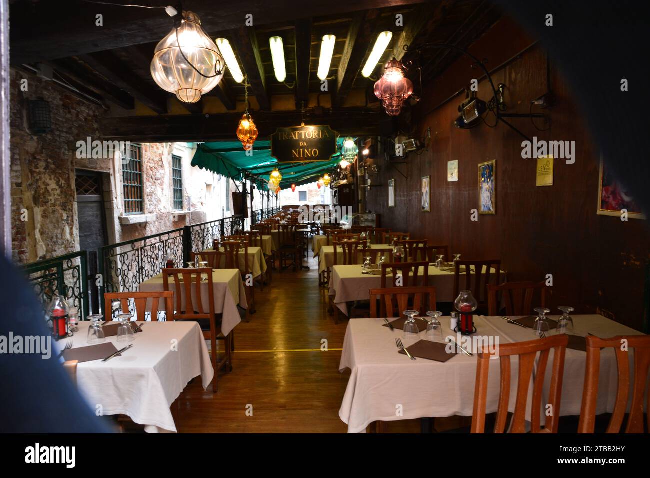 Un romantico ristorante sul lato della strada a Venezia Foto Stock