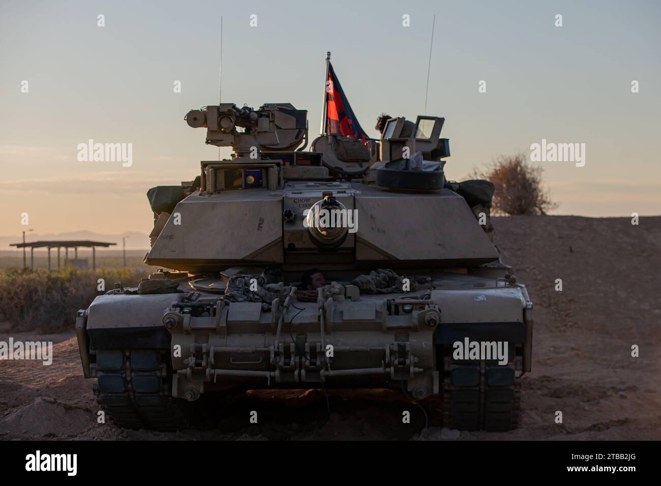 Un pilota dell'esercito statunitense assegnato alla Alpha Company, 1st Battalion, 67th Armor Regiment, 3rd Brigade Combat Team, 1st Armored Division Standbys nello scafo piloti di un M1A2 SEPv2 Abrams in attesa di ulteriori indicazioni prima dell'inizio del Table vi Tank Gunnery a McGregor Range, New Mexico, 20 settembre, 2023. Gunnery Table vi valuta gli equipaggi in merito all'attacco di bersagli fissi e in movimento, utilizzando tutti i sistemi d'arma in posizioni offensive e difensive, assicurandosi che i nostri equipaggi siano addestrati e pronti per qualsiasi missione. (Foto dell'esercito degli Stati Uniti di SPC. David Poleski) Foto Stock