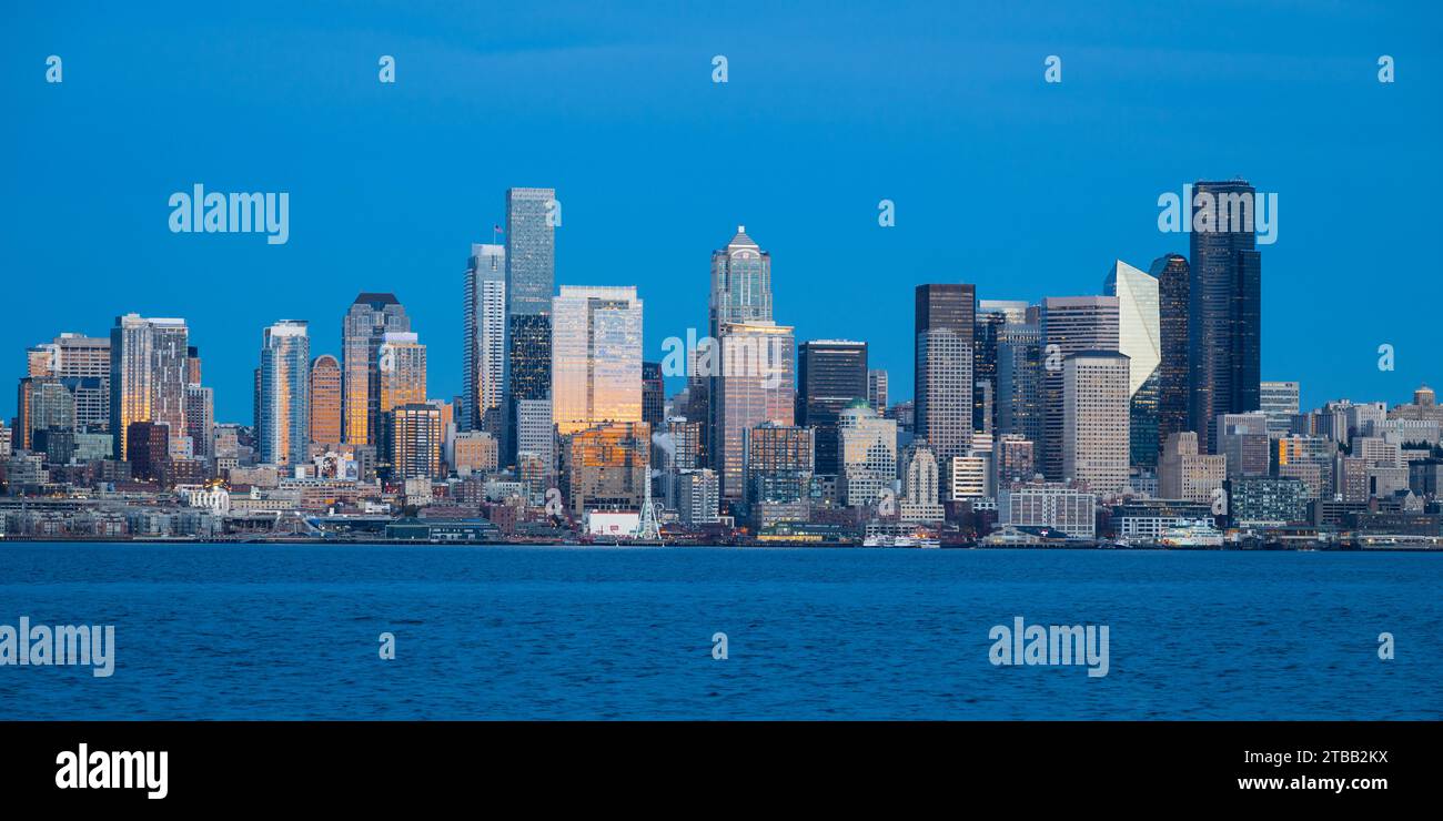 Seattle - 20 novembre 2023; panorama dello skyline del centro di Seattle con scraper nel quartiere degli affari lungo le acque blu di Elliott Bay Foto Stock