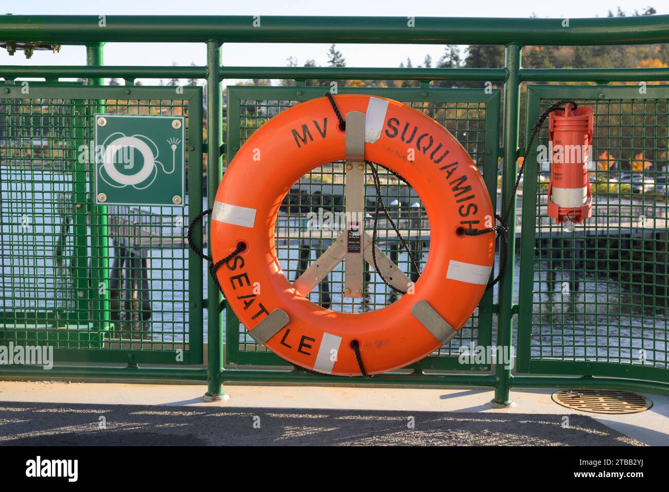 Mukilteo, WA, USA - 14 novembre 2023; anello di salvataggio arancione e luce di sicurezza automatica sulla MV Suquamish Seattle Foto Stock