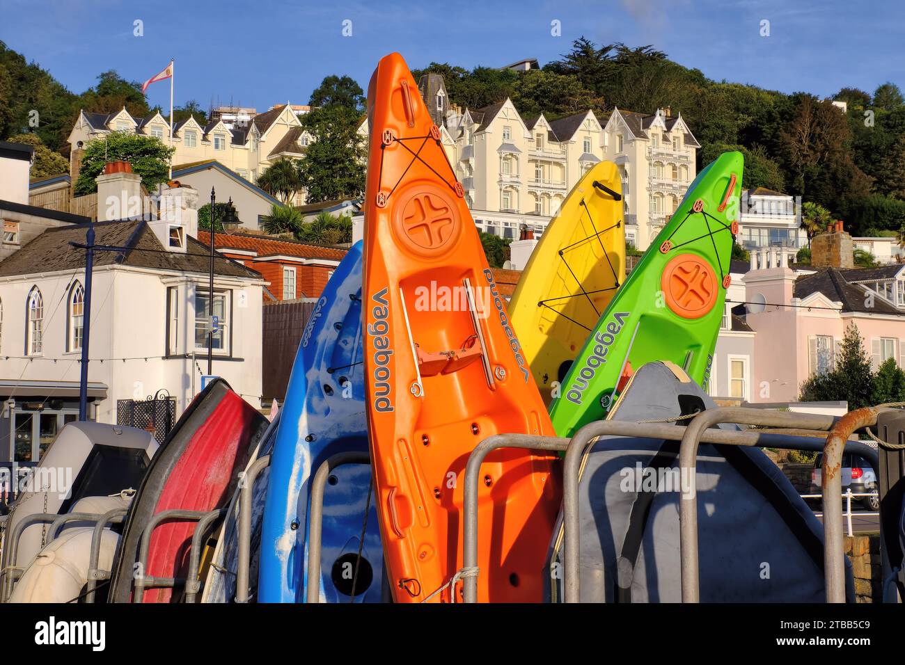 St Aubin: Kayak colorati con Somerville Hotel subito dopo l'alba a St Aubin, Isole del Canale, Regno Unito Foto Stock