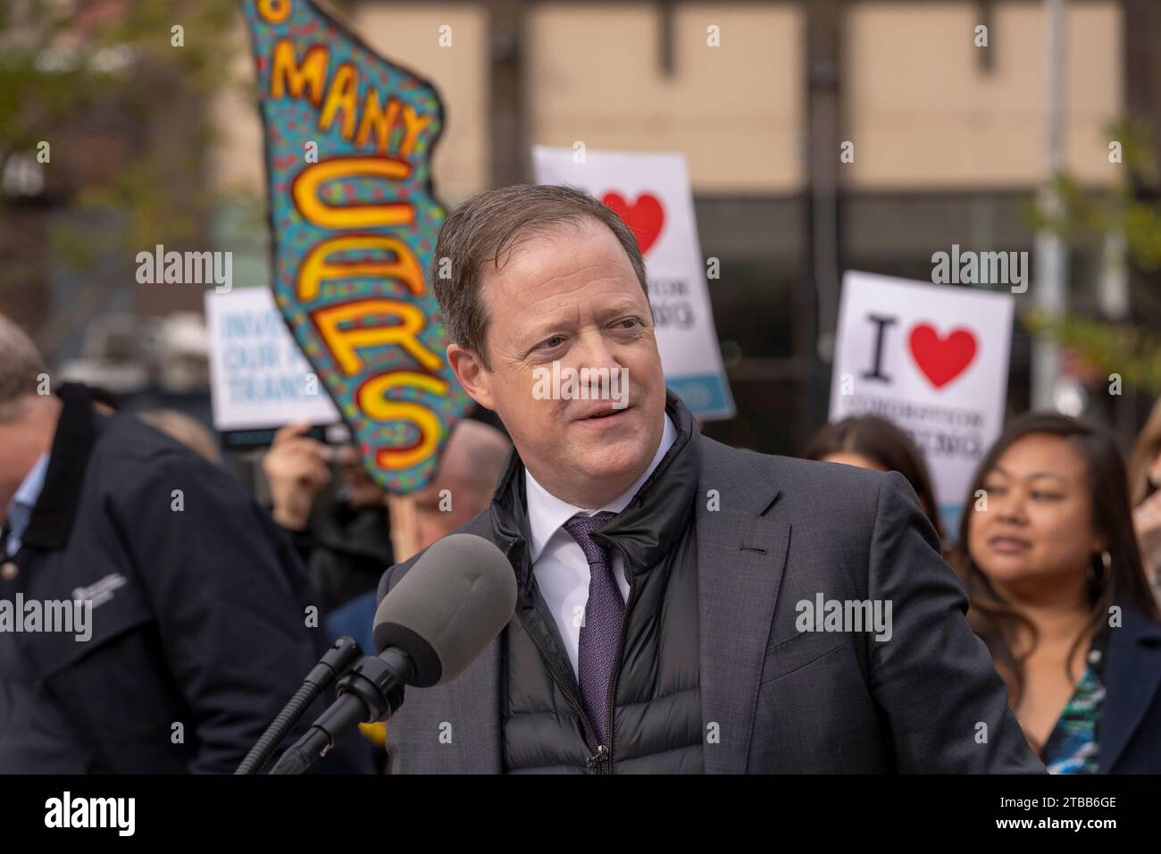 New York, Stati Uniti. 5 dicembre 2023. Il presidente della New York City Transit Authority, Richard Davey, parla al rally dei prezzi di congestione a Union Square a New York. (Foto di Ron Adar/SOPA Images/Sipa USA) credito: SIPA USA/Alamy Live News Foto Stock