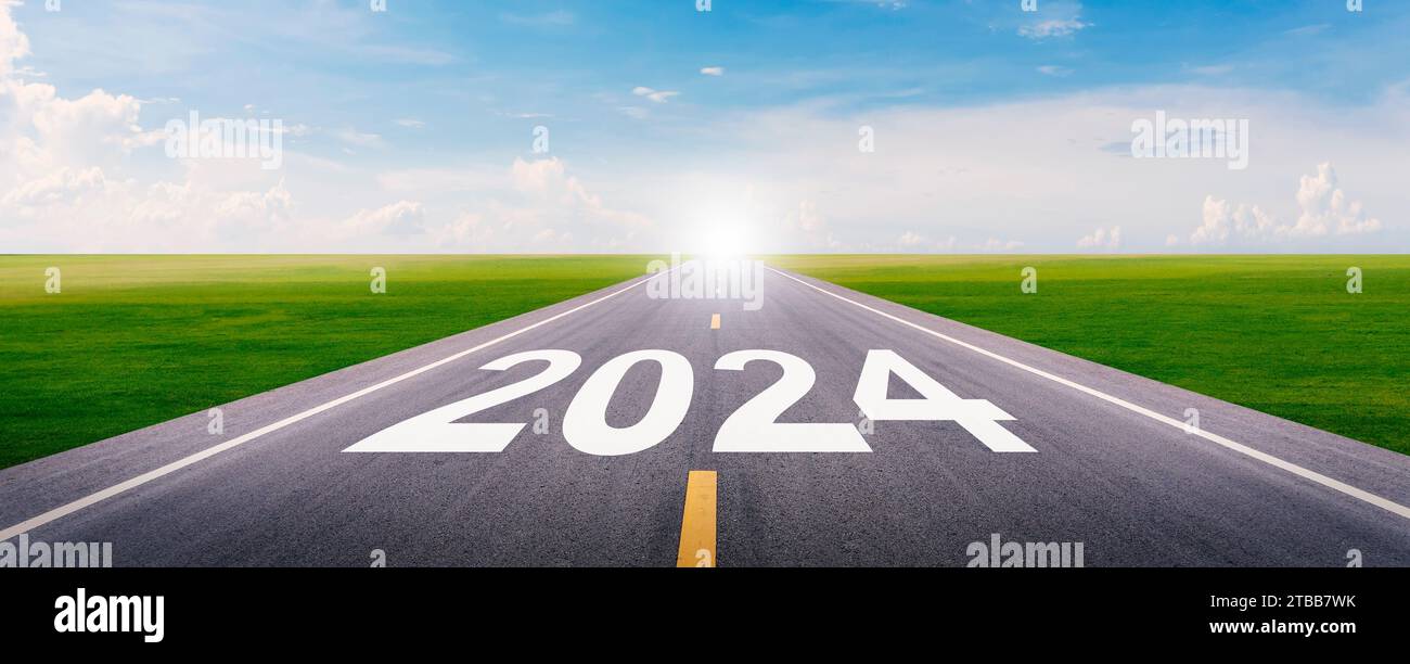Il nuovo anno 2024 o concetto semplice. Testo 2024 scritto sulla strada autostradale. pianificazione e sfida, nuove attività, strategia aziendale. Foto Stock