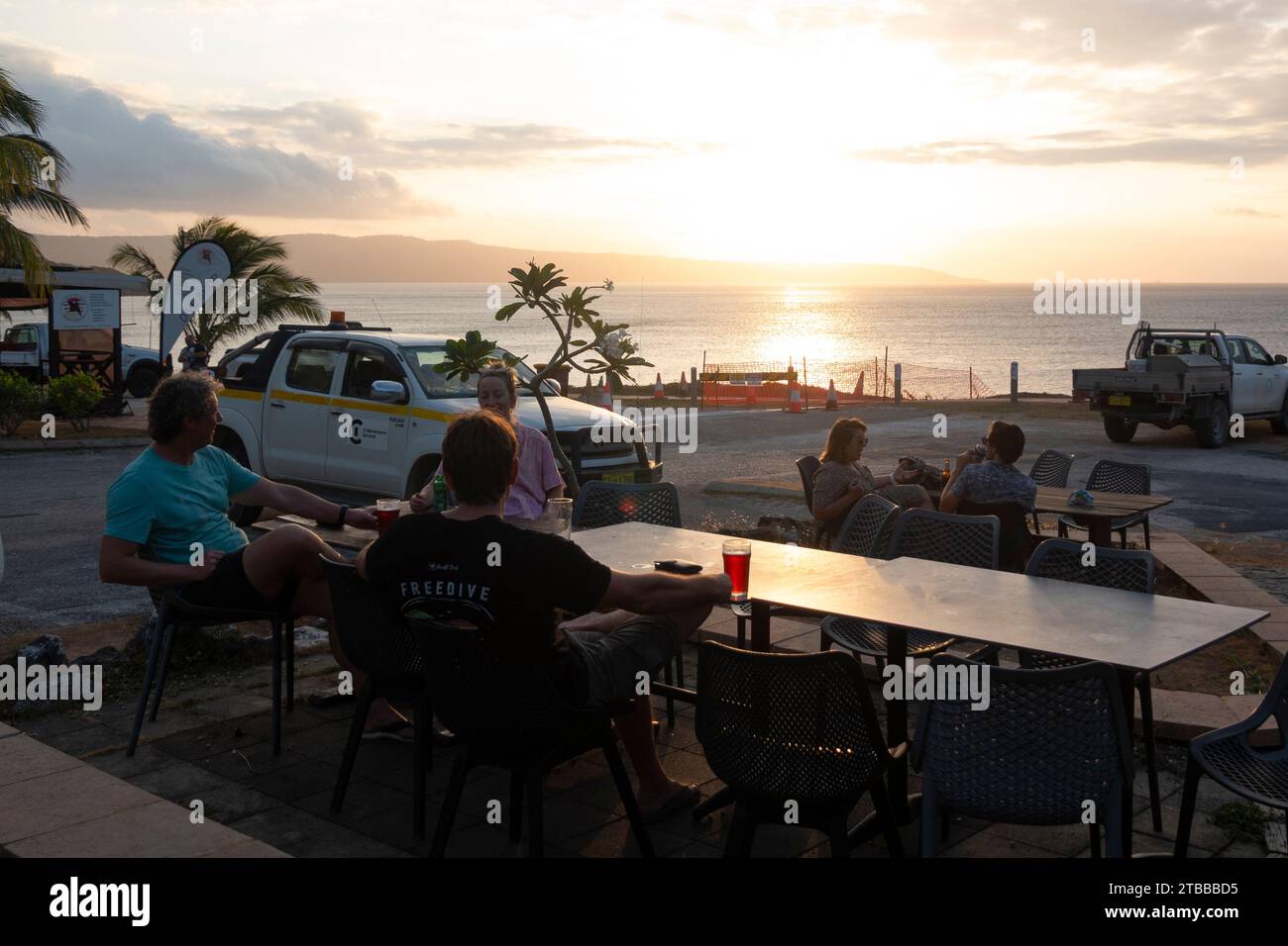 Gente che si beve guardando il tramonto, Golden Bosun Tavern, Settlement. Christmas Island, Australia Foto Stock