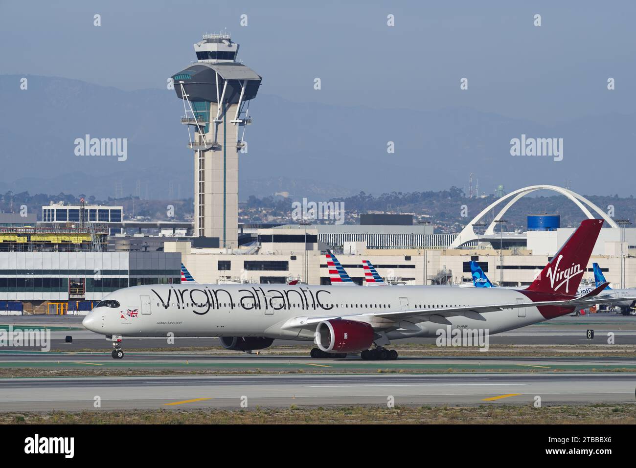 Virgin Atlantic Airbus A350-1000 con registrazione G-VPOP mostrato rullaggio all'aeroporto internazionale di Los Angeles (LAX). Foto Stock
